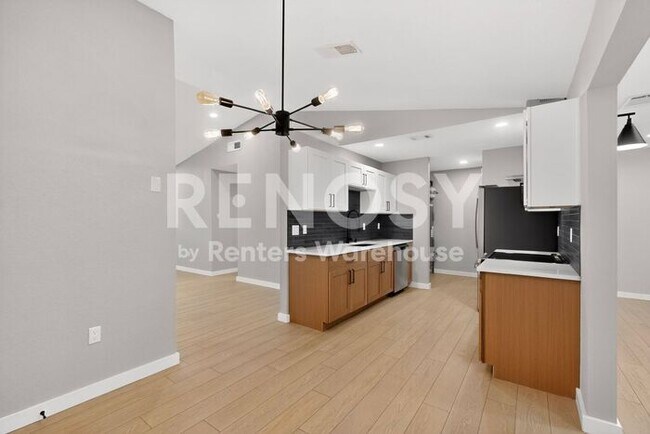 Building Photo - South Arlington Gem