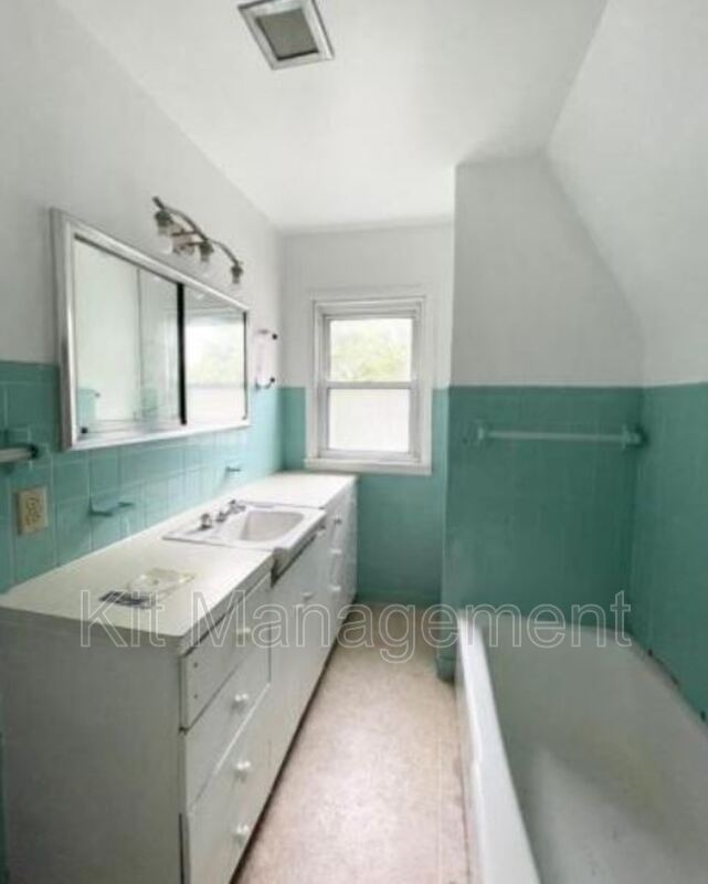 Building Photo - 828 Toronto Ave