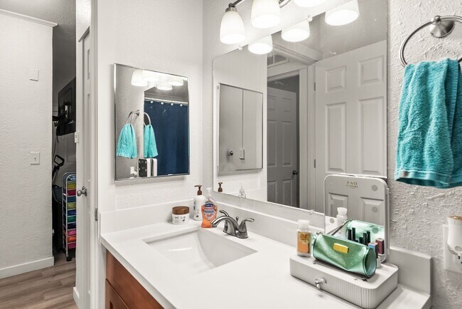 Building Photo - Updated and Spacious 3 bedroom in Timberlakes