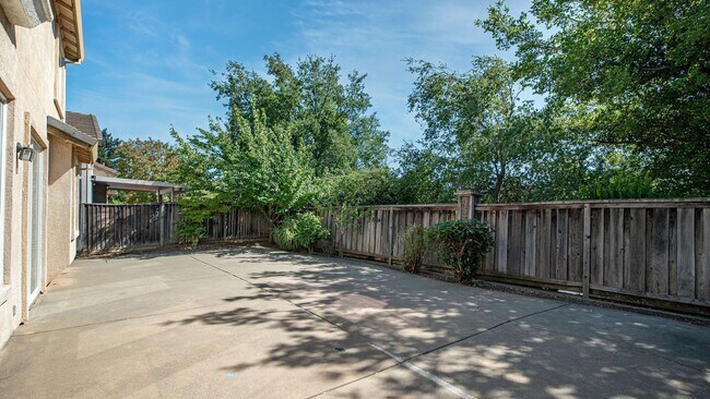 Building Photo - Rolling Hills Beauty! 4 Bedroom 3 Bath