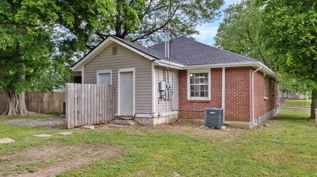 Building Photo - 815 Stafford St