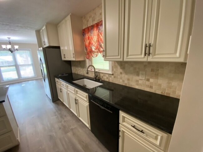 Building Photo - Welcome to this charming 3-bedroom, 2-bath...