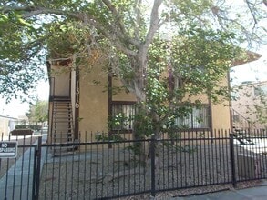 Building Photo - 2 Bedroom 1 Bath Upstairs Unit - Move in Ready