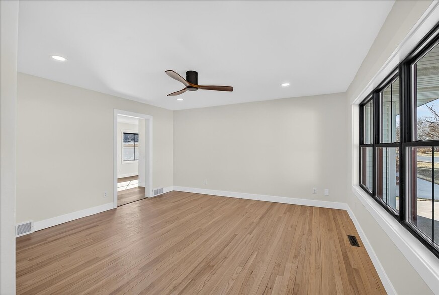 Building Photo - 305 N Shuman St