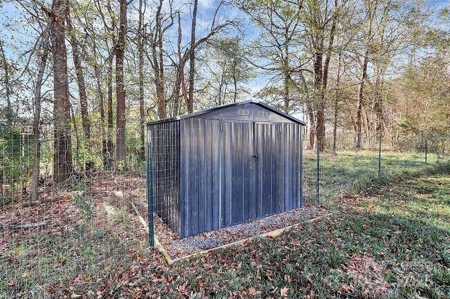 Building Photo - 409 Kickapoo Ave