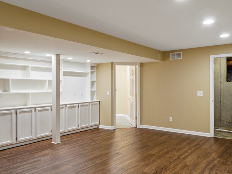 Building Photo - 672 E Lake Ln
