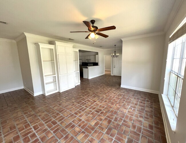 Building Photo - University View Condo, Gated 2 Bedroom Condo For Rent, Near LSU