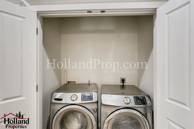 Building Photo - Wonderful 3 Story Condo in Hillsboro!