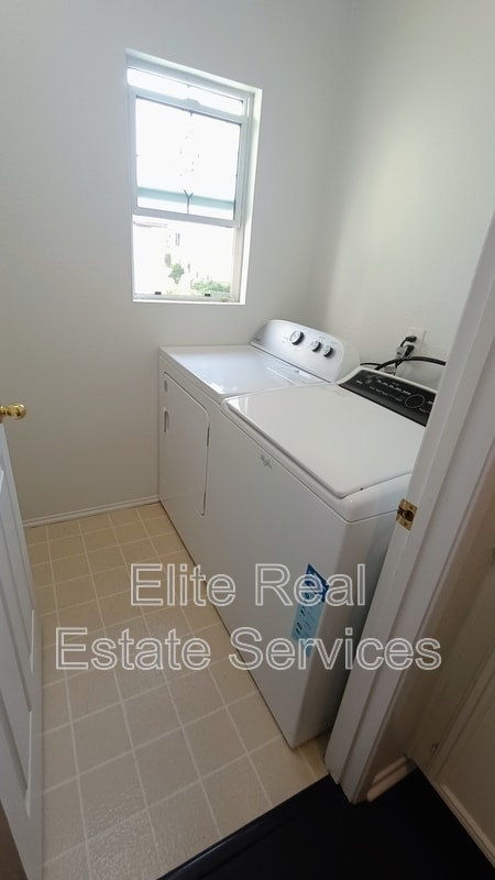 Building Photo - 1866 Via Capri St