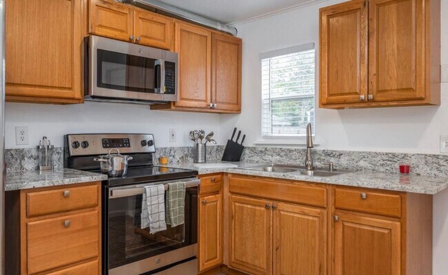 Building Photo - Beautiful 3 bd, 1 bath open kitchen/living, large yard, walk through video.