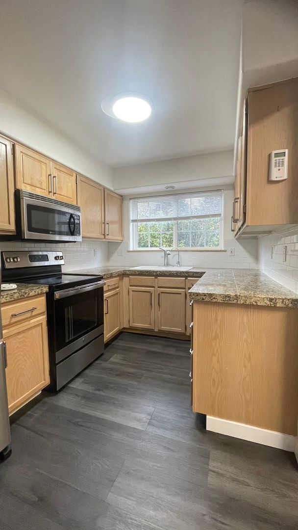 Building Photo - 3 bed 1.5 bath townhome in the prime locat...