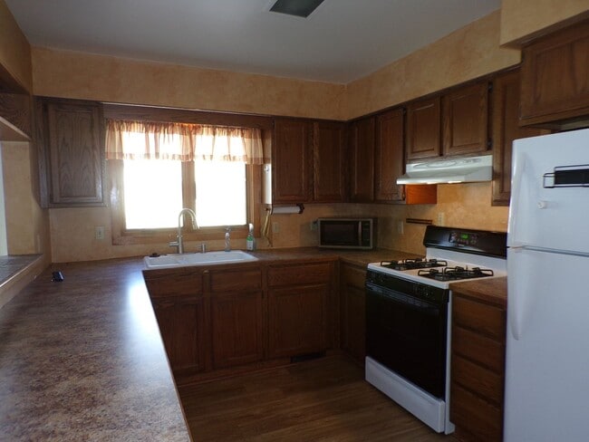 Building Photo - Light-Filled Home in Ideal Traverse City Neighborhood