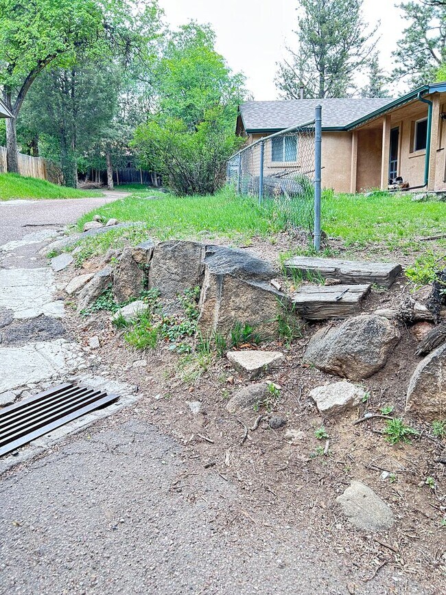 Building Photo - Calm 2 Bedroom, 2 Bath near Cheyenne Canyon