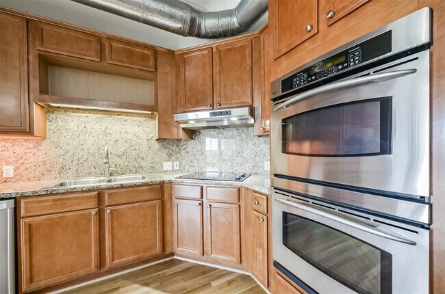 Building Photo - 1616 Fountain View Dr