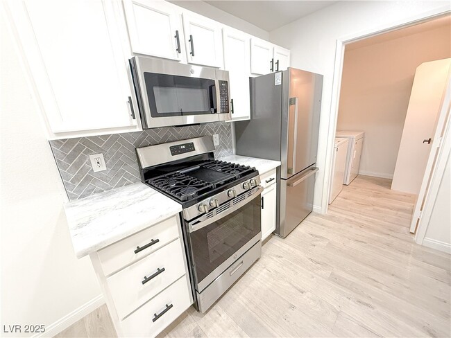 Building Photo - 950 Seven Hills Dr