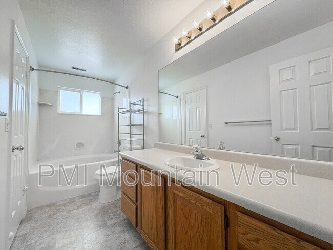 Building Photo - 49 S 200 W