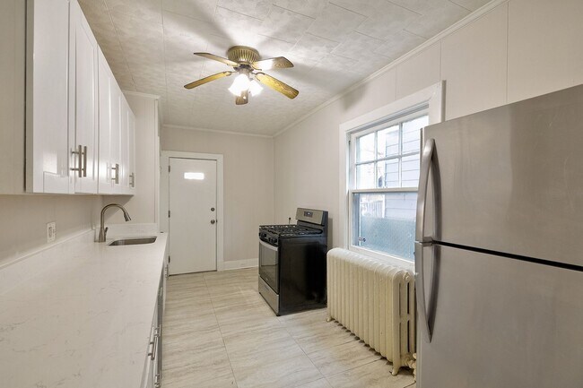 Building Photo - Great 4 Bedroom in 16th st Heights