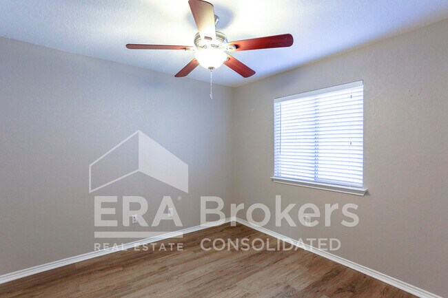 Building Photo - 1614 Twisted Oak Dr