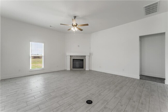 Building Photo - 800 Lewis St