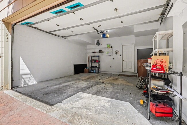 Building Photo - 331 E Cullerton St