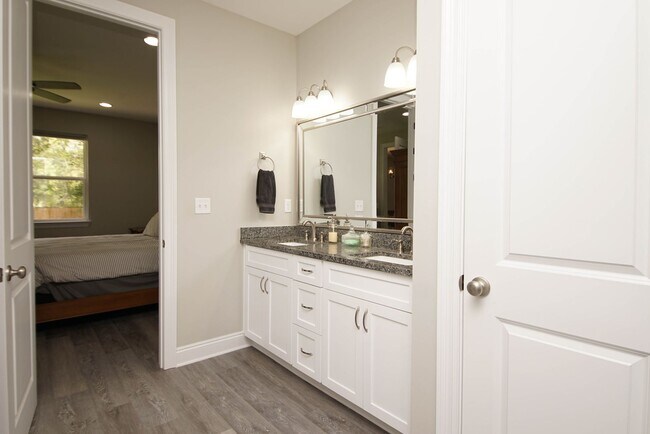 Building Photo - Newer Home in Valparaiso