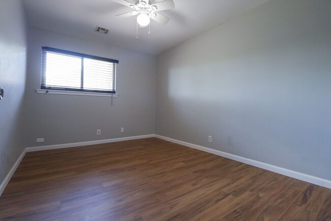 Building Photo - 4 Bedroom Home Available For Immediate Mov...