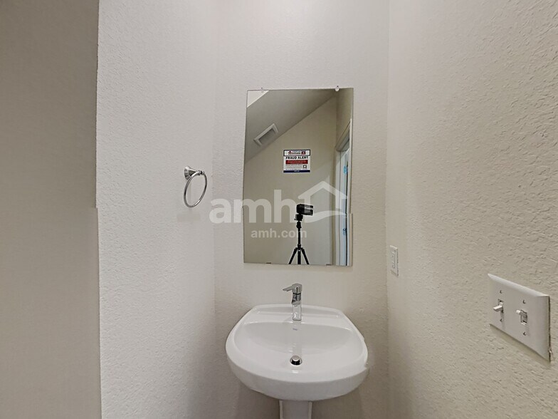 Building Photo - 207 Pebble Creek Run