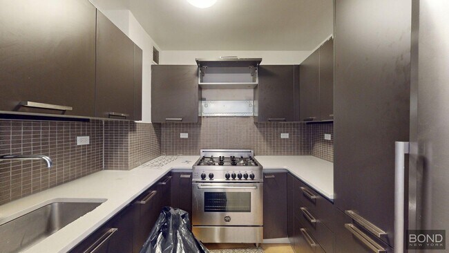 Primary Photo - 222 E 39th St
