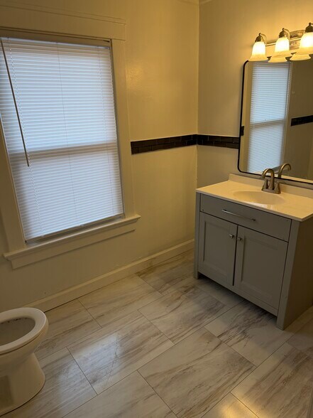 Building Photo - 732 Rockford Ave