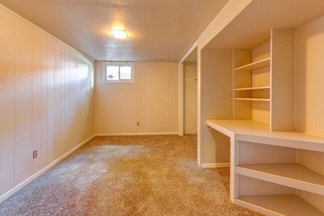 Building Photo - "Rare Find" Updated Large 5 Bedroom home W/Finished Basement!