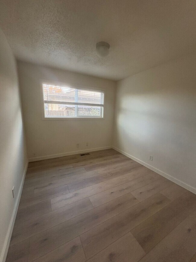 Building Photo - sim614/616