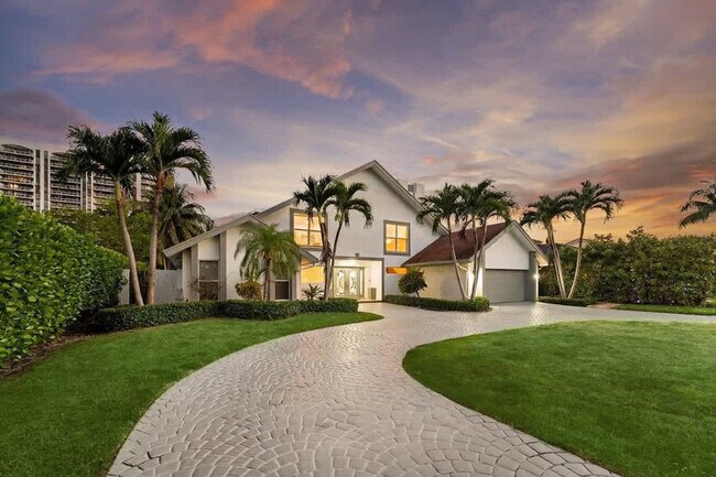 Building Photo - 413 Holiday Dr