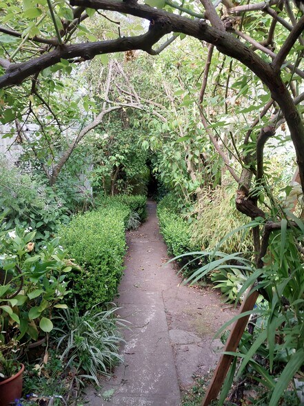 Building Photo - 1110 Hollister Ave