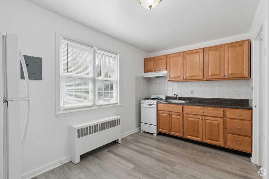 2BR, 1BA - 700SF - Kitchen - Oakmont Park Apartments