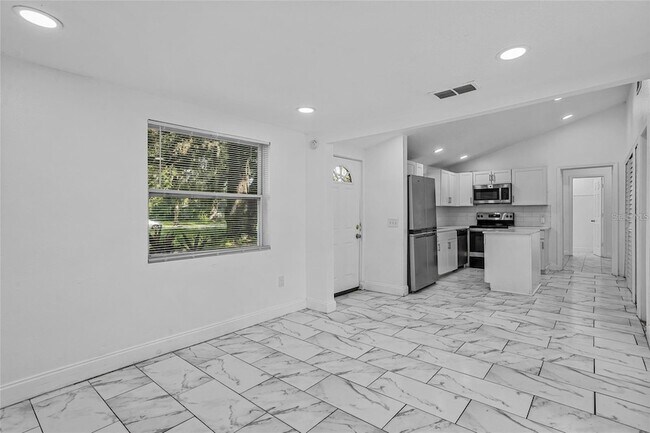 Building Photo - 906 Celery Ave