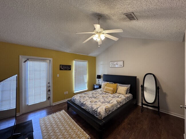 Building Photo - 1100 Century Oaks Dr