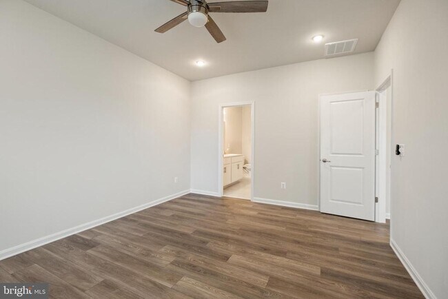 Building Photo - 148 Huntwell W Ave