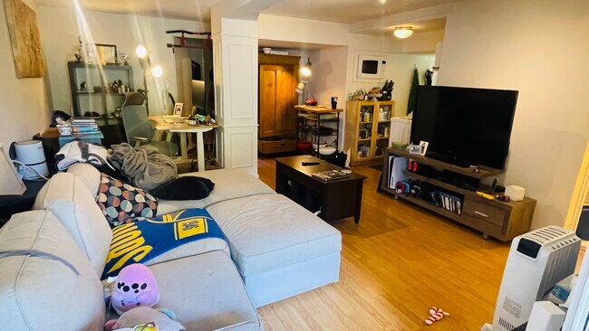Livingroomj - 2820 Baker St