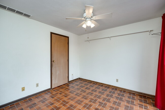 Building Photo - 2215 Barclay Ct