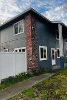 Building Photo - 2243 Poplar Dr