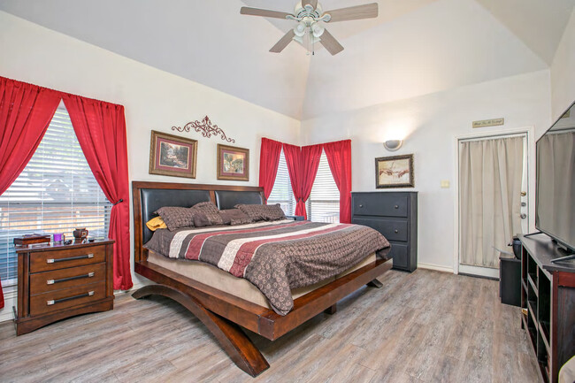 Building Photo - 9503 Legend Isle Dr