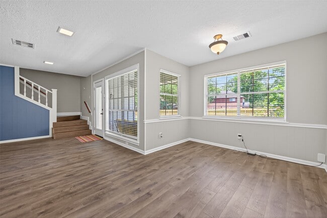 Building Photo - 105 Glenmora Ct