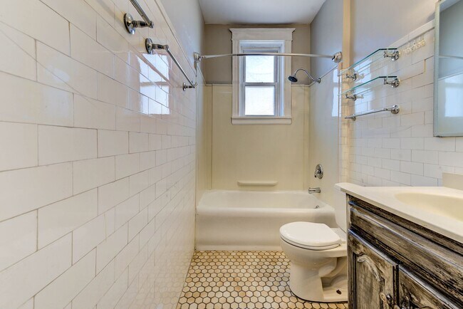 Building Photo - OPPORTUNITY KNOCKS 3 BED 1 BATH 1,400 SF ±...