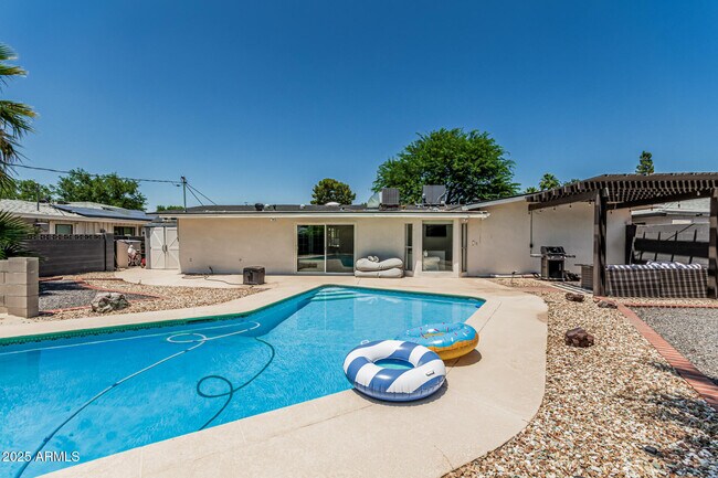 Building Photo - 1027 E Palmaire Ave
