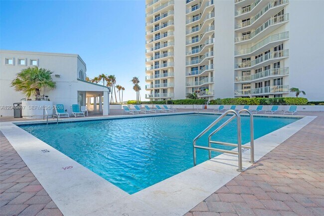 Building Photo - 16485 Collins Ave