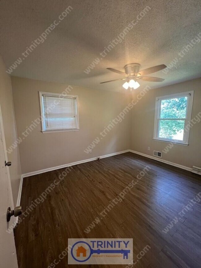 Building Photo - CUTE 3 BED BRICK HOUSE!