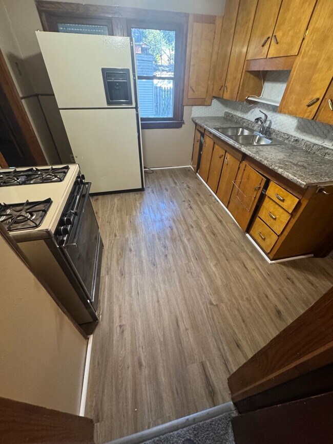 Building Photo - 7505 Halle Ave