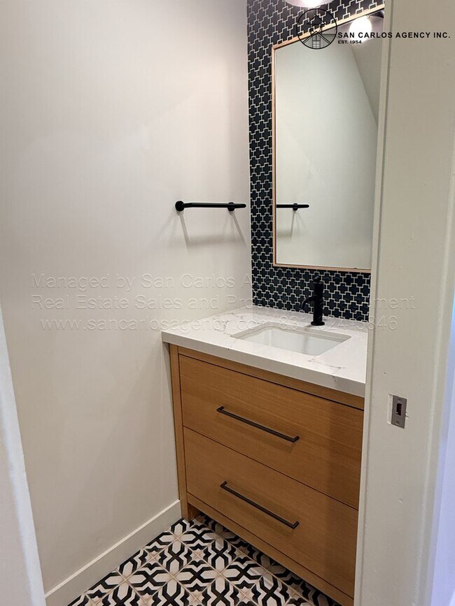 Building Photo - LESLA (I/O)