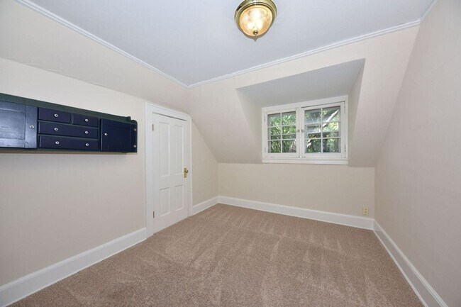 Building Photo - 3 bedroom Tosa Village townhome