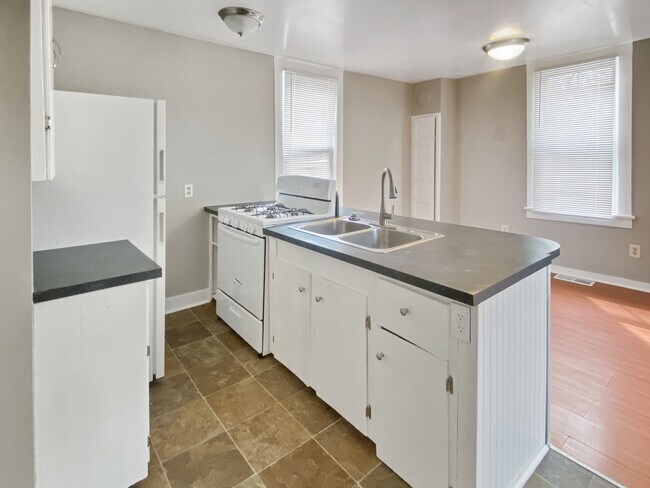 Building Photo - 209 Seward Ave NW